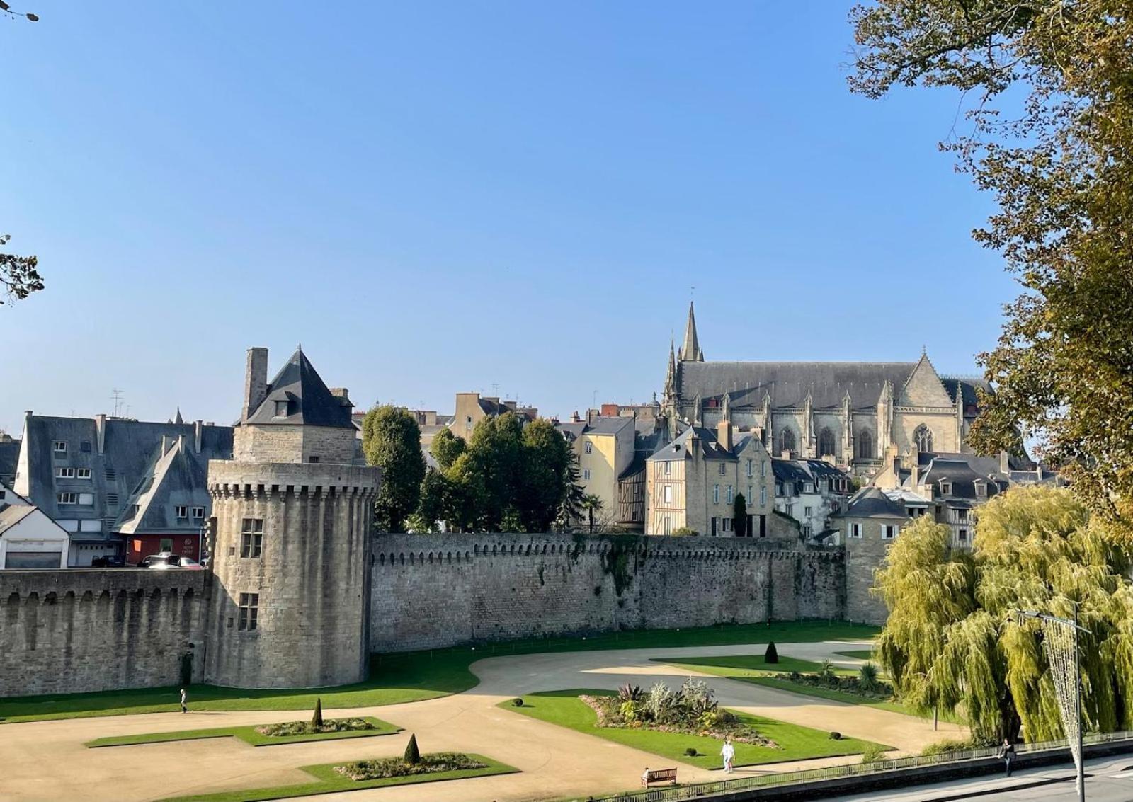 Laroche Grand Duplex Dans Le Centre Historique Avec Garage Lejlighed Vannes Eksteriør billede